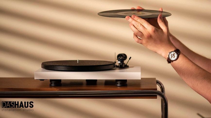 Pro-Ject Debut Carbon EVO 2M-Red High Gloss White 9120097825940 фото